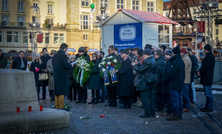 Fotos von Gedenken/Kranzniederlegung auf dem Altmarkt am 14.02.2015