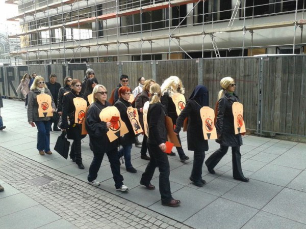 Dresdner AfD-Frauen veranstalten Aktion „Hände weg“