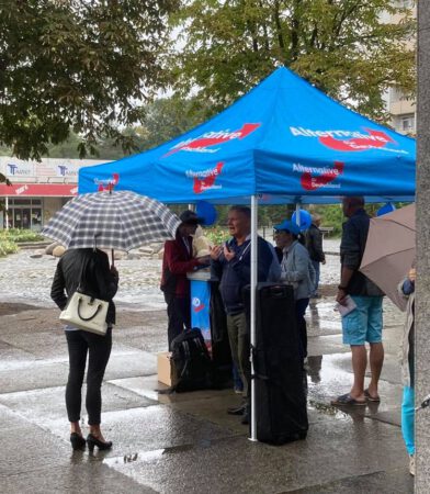 Selbst am Sonntag und bei Regen ist die AfD vor Ort