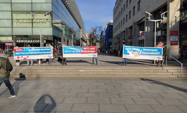 Die wirkliche Notlage sitzt in der Regierung - Banneraktion am 03.12.2021 in der Dresdner Innenstadt