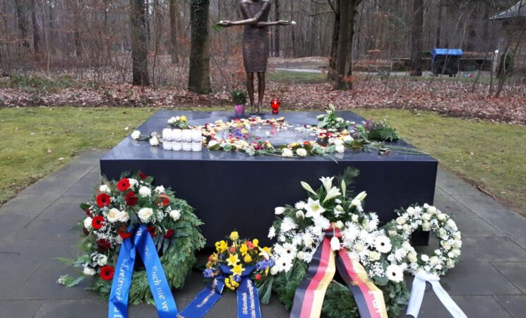 In stillem Gedenken an die Opfer der alliierten Bombenangriffe auf Dresden vom 13.-15. Februar 1945