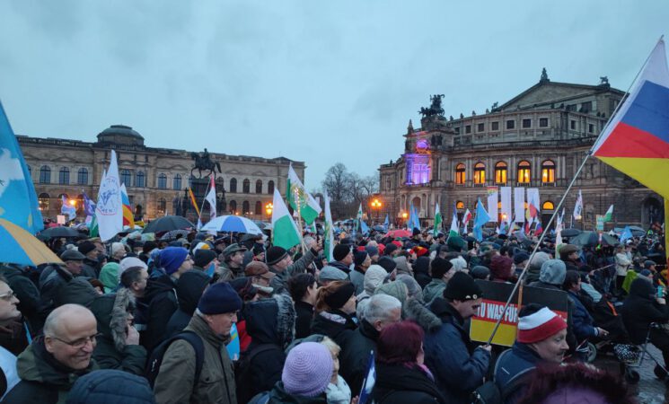 Frieden schaffen ohne Waffen – großer Friedensspaziergang am Theaterplatz Dresden
