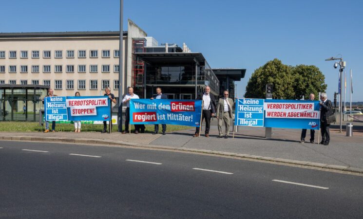 #KeineHeizungistillegal - Banneraktion vor dem Sächsischen Landtag