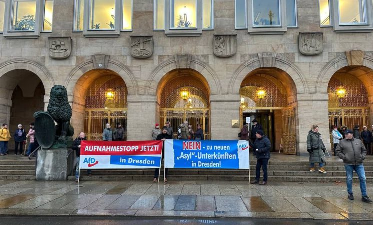 Banneraktion vor dem Dresdner Rathaus
