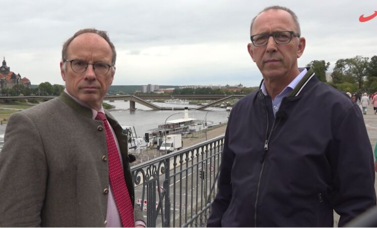 Der Landesvorsitzende Jörg Urban & Stadtrat Bernd Lommel stellen Fragen zum Einsturz der Carolabrücke